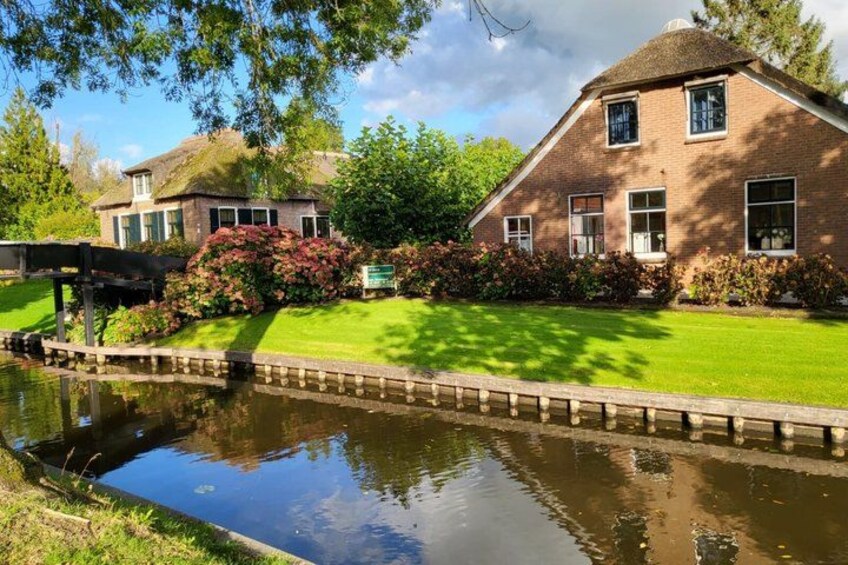 Giethoorn Guided Day Trip from Amsterdam with Canal Cruise 2