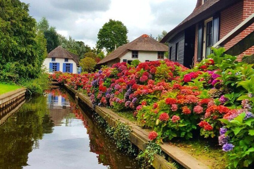 Giethoorn Guided Day Trip from Amsterdam with Canal Cruise 3