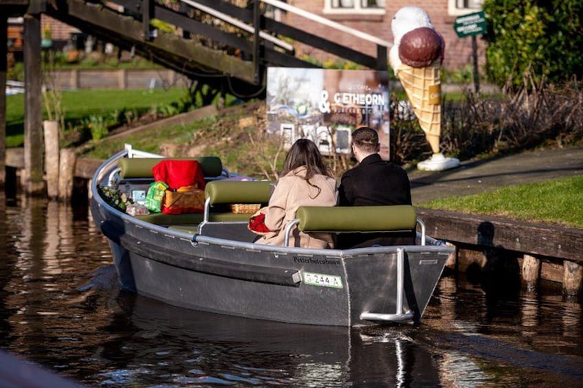 Giethoorn Guided Day Trip from Amsterdam with Canal Cruise 4