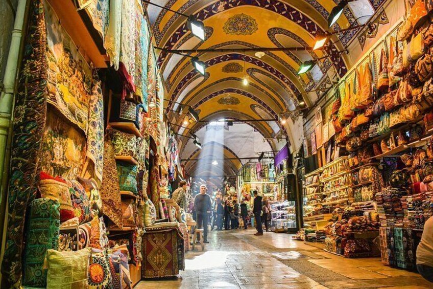 Un mercado estrecho con textiles y bolsas coloridas. 4