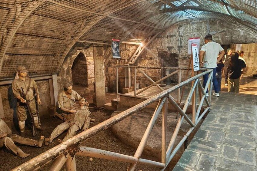 Un museo subterráneo con exhibiciones históricas, incluyendo maniquíes y artefactos. 2