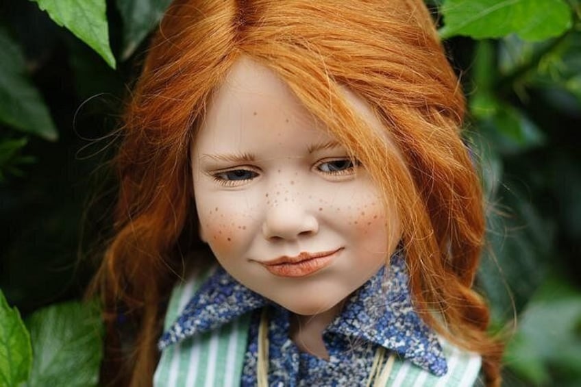 Een persoon met rood haar, gekleed in een gestreepte trui. 1