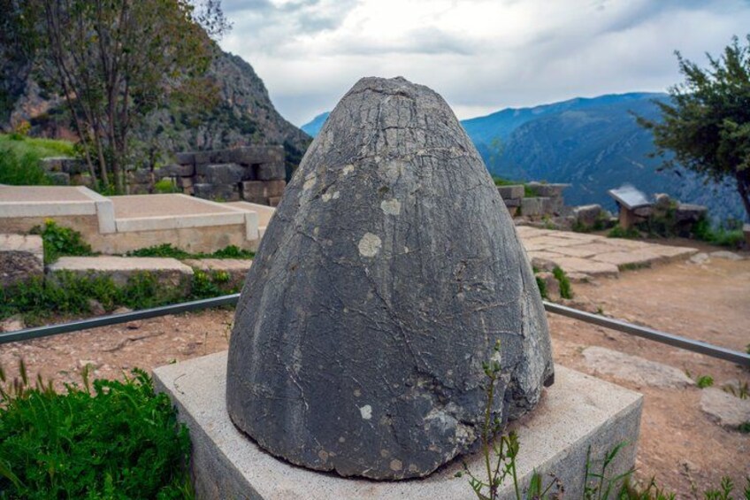 Ein großes Felsenmonument in einer gebirgigen Landschaft bei blauem Himmel. 2