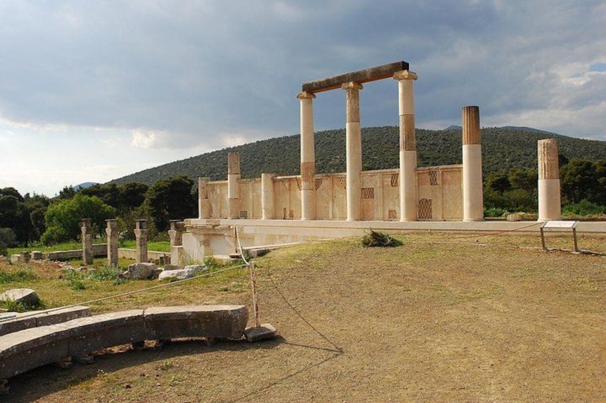 Ruinas antiguas con columnas y una estructura parcialmente conservada. 3