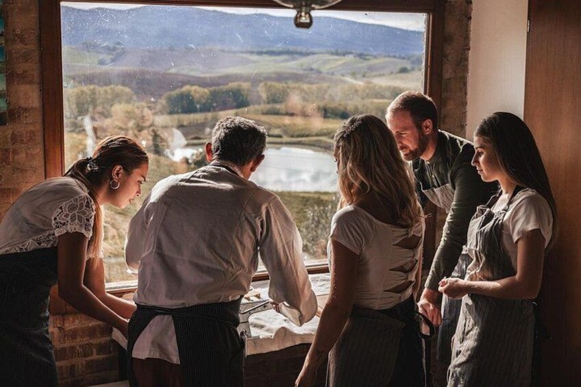 Have fun with your friends in our cooking class near Siena 2