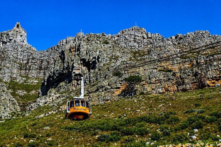 Un téléphérique sur une montagne aux falaises rocheuses et à la végétation clairsemée. 2