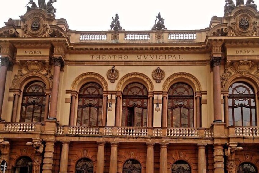 Un bâtiment historique à l’architecture riche et élaborée, avec des colonnes, des fenêtres en arc et des sculptures décoratives. 2