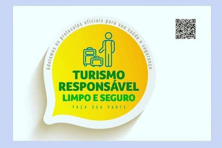 Ein Aufkleber mit dem Text 'TURISMO RESPONSÁVEL LIMPO E SEGÚRO' und einem QR-Code. 4