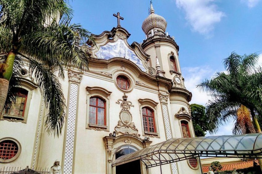 Une église à l’architecture riche et élaborée, avec une coupole et une croix au sommet. 5