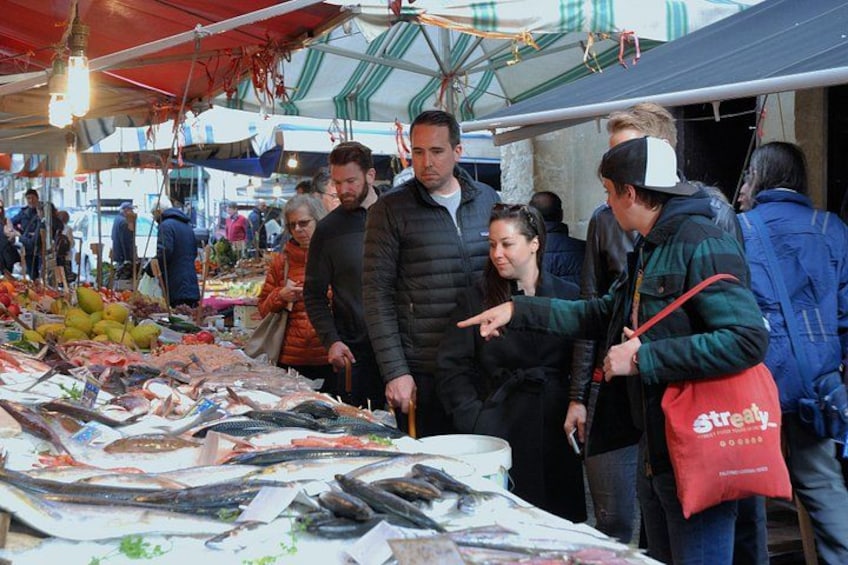 Un marché où l'on peut voir des gens qui regardent les étals de produits de la mer. 5