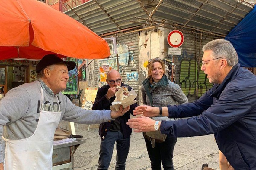 Ein Straßenverkaufender bedient Kunden. 4