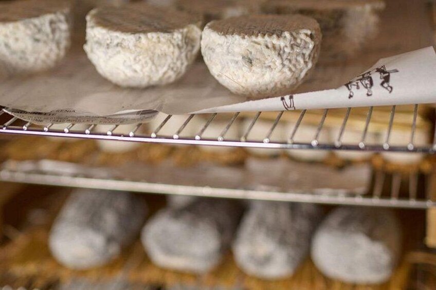 Formaggi a rotella su una griglia metallica, con un tovagliolo di carta e una penna nelle vicinanze. 3