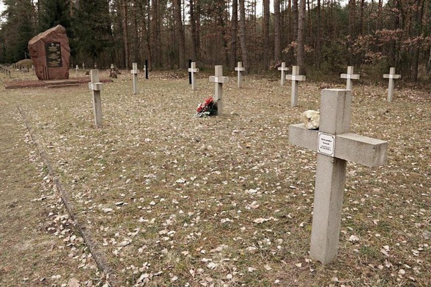 Ein Friedhof mit zahlreichen Grabsteinen, einige mit Kreuzen, andere mit Gedenkstätten. 3