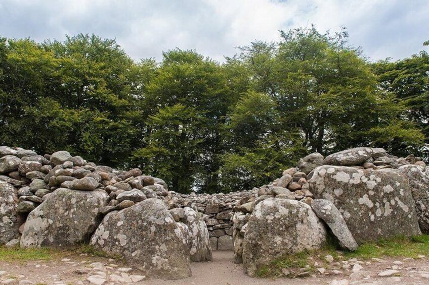 Eine Mauer aus großen Steinen. 5