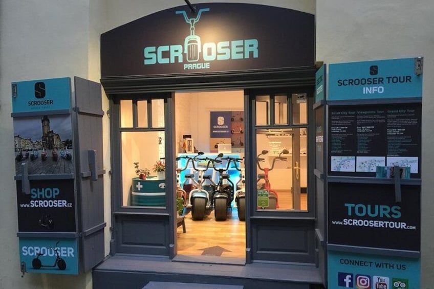 En butik med namnet ”SCROOoser” och en skylt med texten ”INFORMATION OM SCROOoser-TUREN”. 5