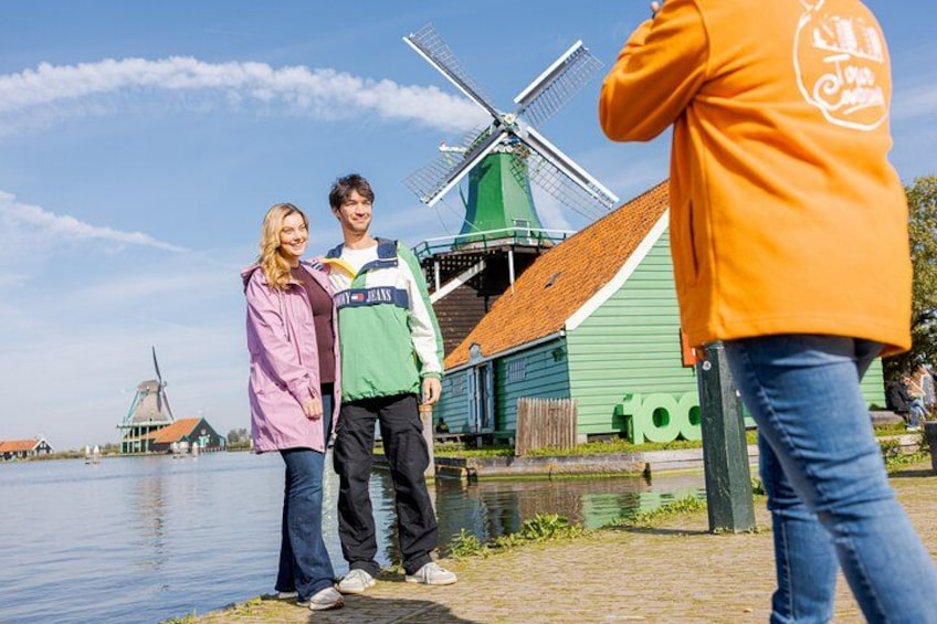 Un moulin à vent, un canal et un bâtiment écologique doté d’un toit rouge. 4