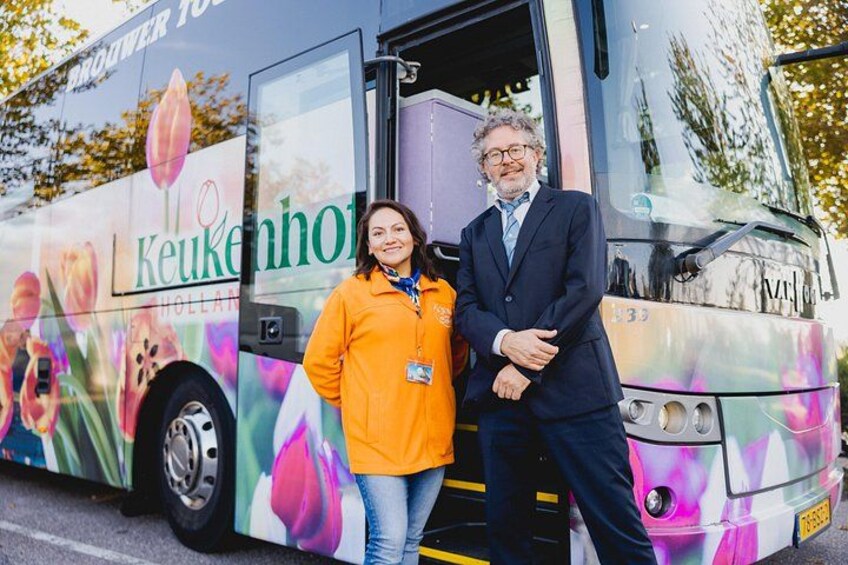 Ein Bus mit floralen Mustern und der Aufschrift 'Keukenhout'. 3