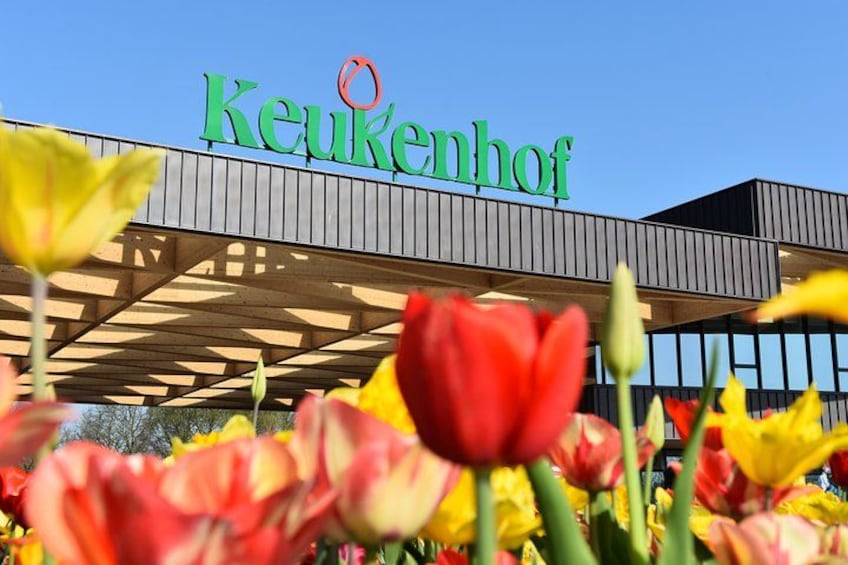 Un bâtiment portant l’inscription « Keukenhof », avec des tulipes au premier plan. 3