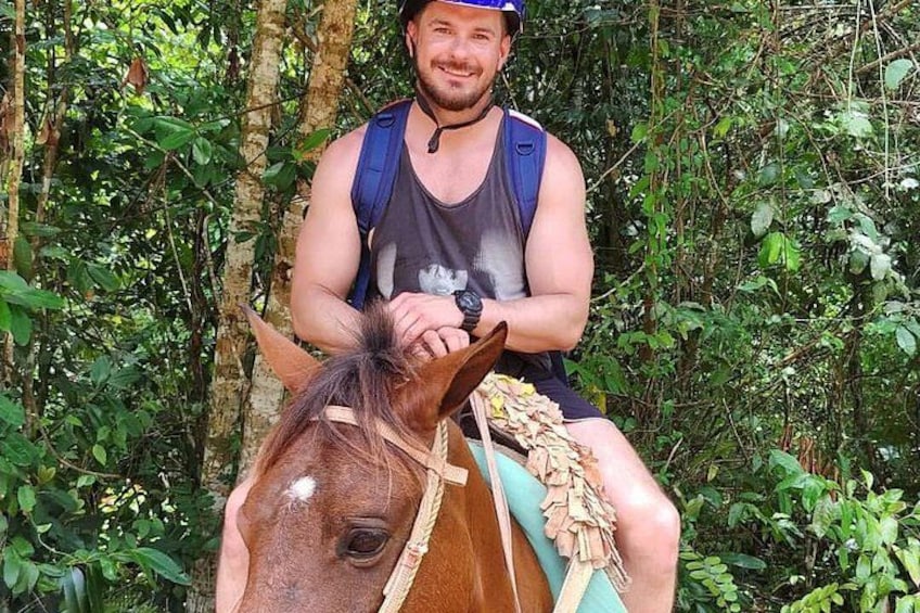 Une personne à cheval dans une zone boisée. 3
