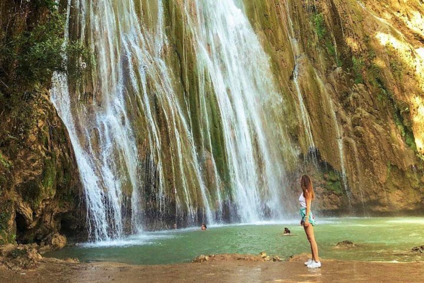Une cascade se jetant dans un bassin d’eau, le tout entouré de falaises rocheuses. 4