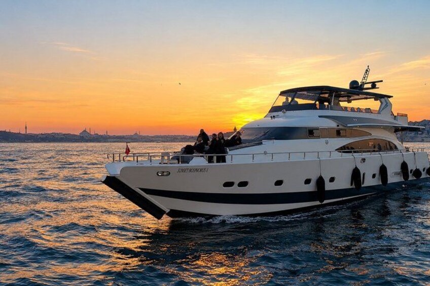 Un grand yacht sur l’eau au coucher du soleil. 4