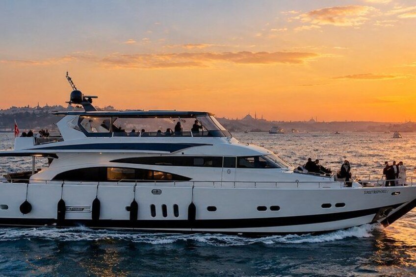 Un grand yacht doté de plusieurs ponts, naviguant sur l’eau au coucher du soleil. 5