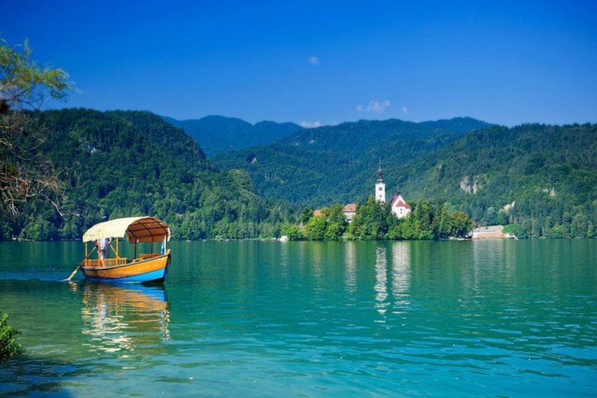 Pletna boat on Lake Bled 2