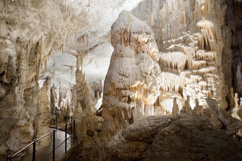 Une grotte ornée de stalactites et de stalagmites. 3