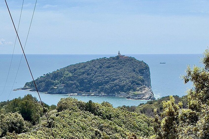 Un paisaje costero con una colina destacada, un faro y una vista despejada del mar. 5