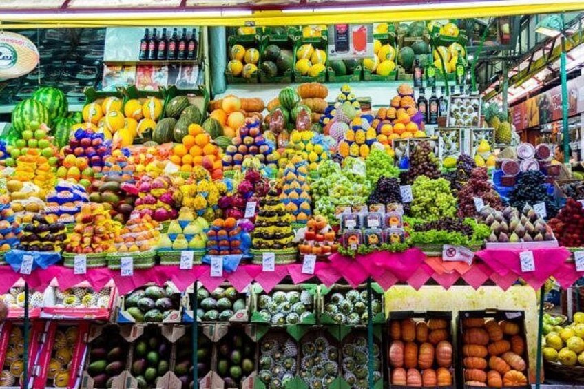En livlig marknadsplats där det säljs ett stort utbud av färska frukter och grönsaker. 5
