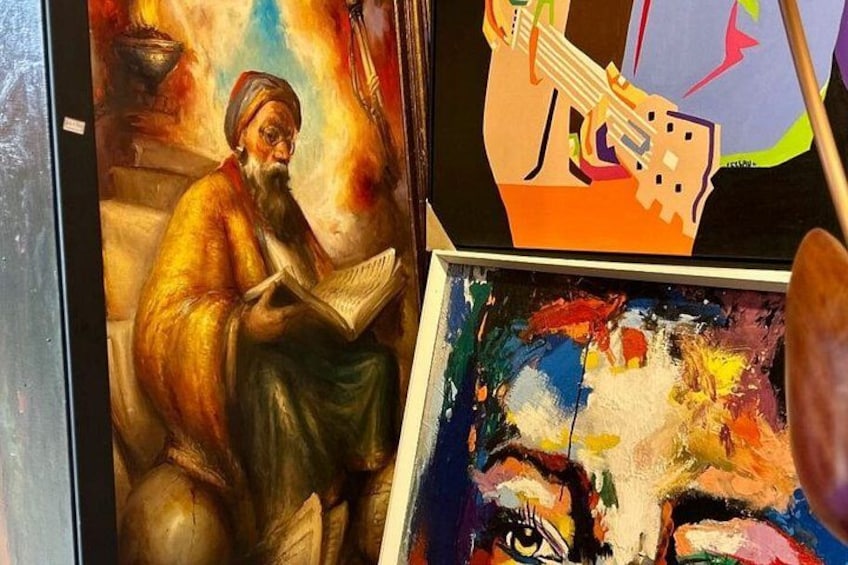 Una pintura que muestra una figura sentada con un libro, una guitarra y un cuadro abstracto colorido. 1