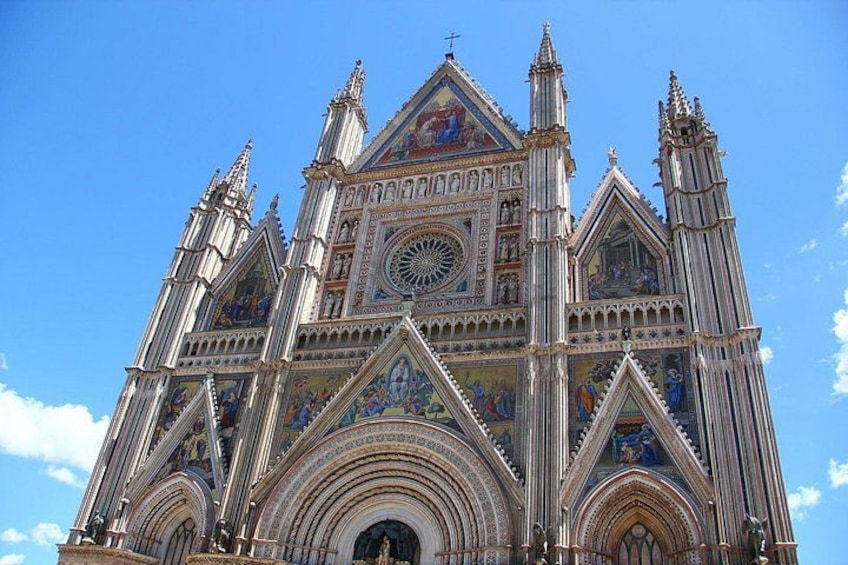 Une cathédrale gothique dotée de vitraux complexes et d’une grande rosace circulaire. 1