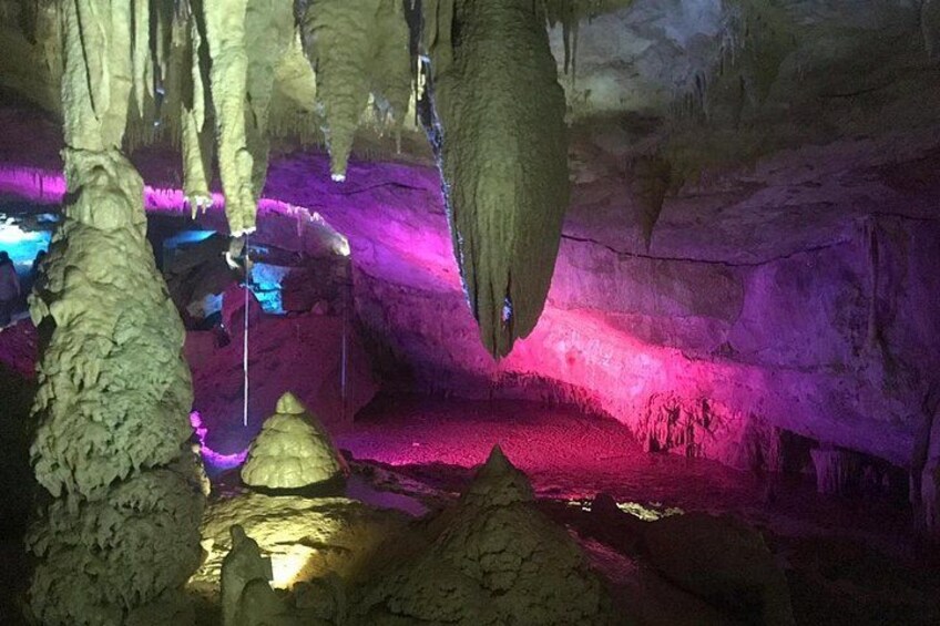 Eine Höhle mit Stalaktiten und violettem Licht. 1