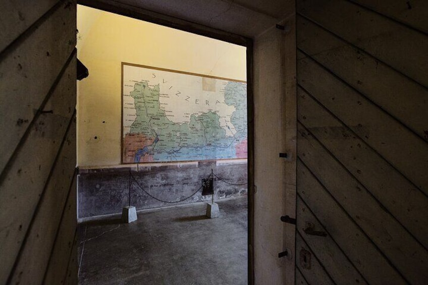 Un mapa de Suiza en una pared, suelo de hormigón y paneles de madera. 2