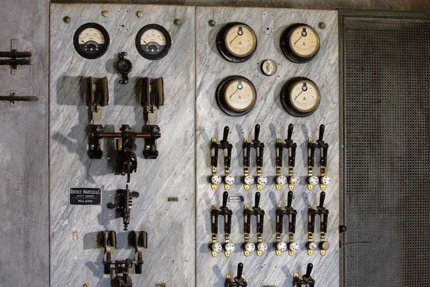 Un panel de control con indicadores, manómetros y interruptores. 2