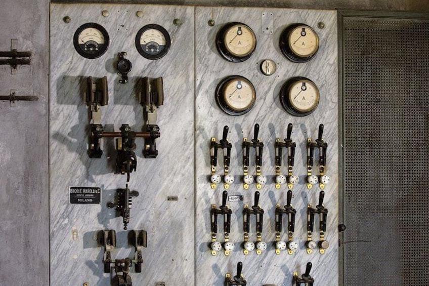 Un panel de control con indicadores, manómetros y interruptores. 3