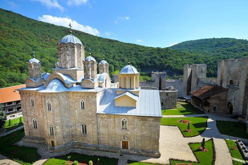 Une église historique dotée de plusieurs coupoles, d’une cour et entourée de remparts médiévaux. 2