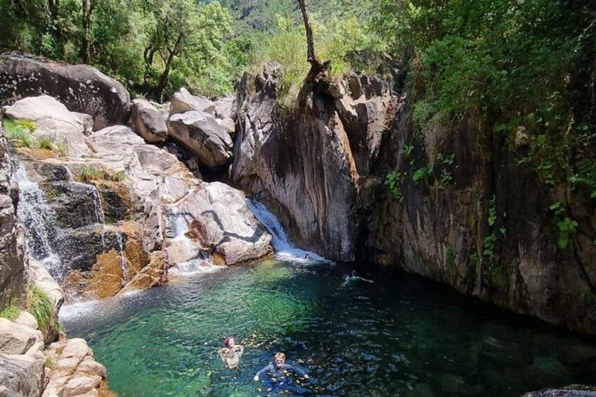 Ein Wasserfall, klares Wasser und felsiges Gelände. 5