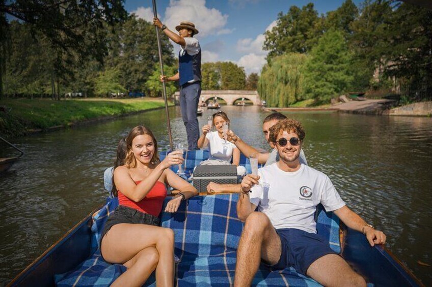 Un groupe de personnes se trouve sur un bateau dans une rivière, entouré de verdure. 1