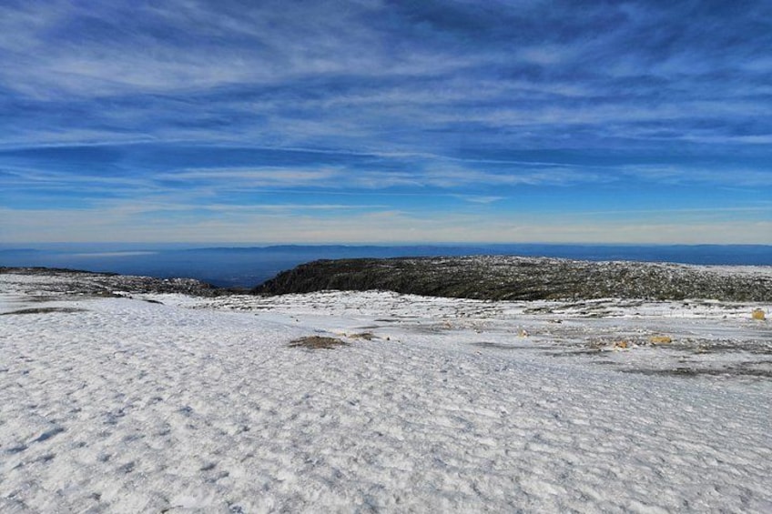 Et sneklædt landskab med klar himmel og fjerne bjerge. 4