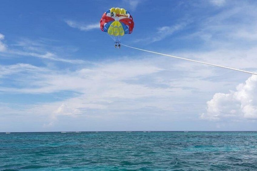 Un parasail con un dosel colorido sobre el océano. 3