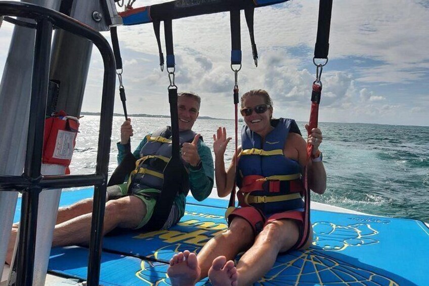 Dos personas en un bote, con chalecos salvavidas, y un cielo despejado y mar en calma al fondo. 5