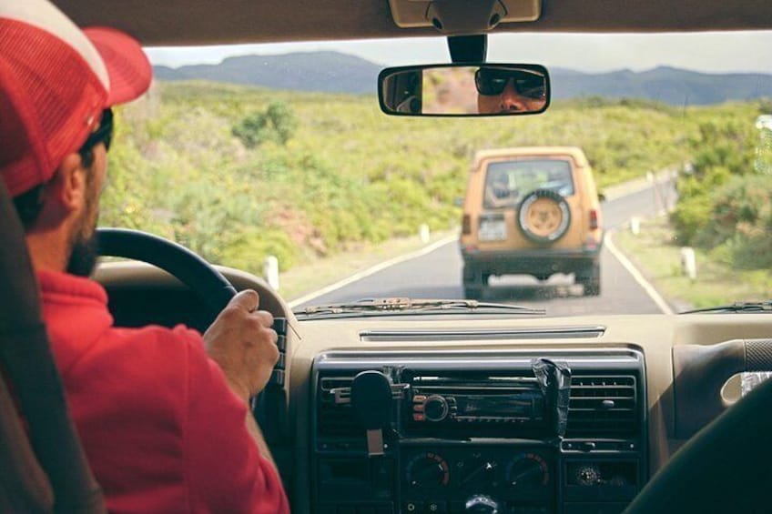 Un vehículo circulando por una carretera con un paisaje desértico al fondo. 4
