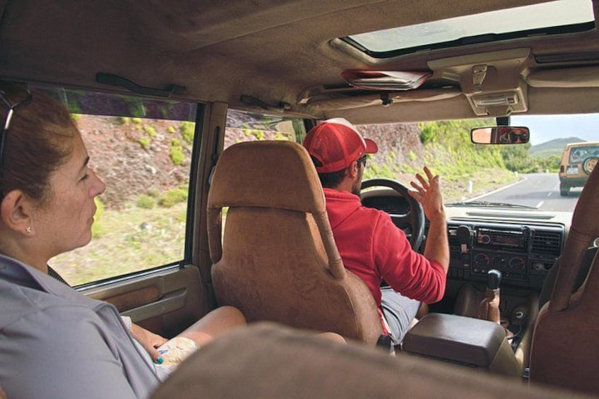 Interior de un vehículo con un conductor y un pasajero. 2