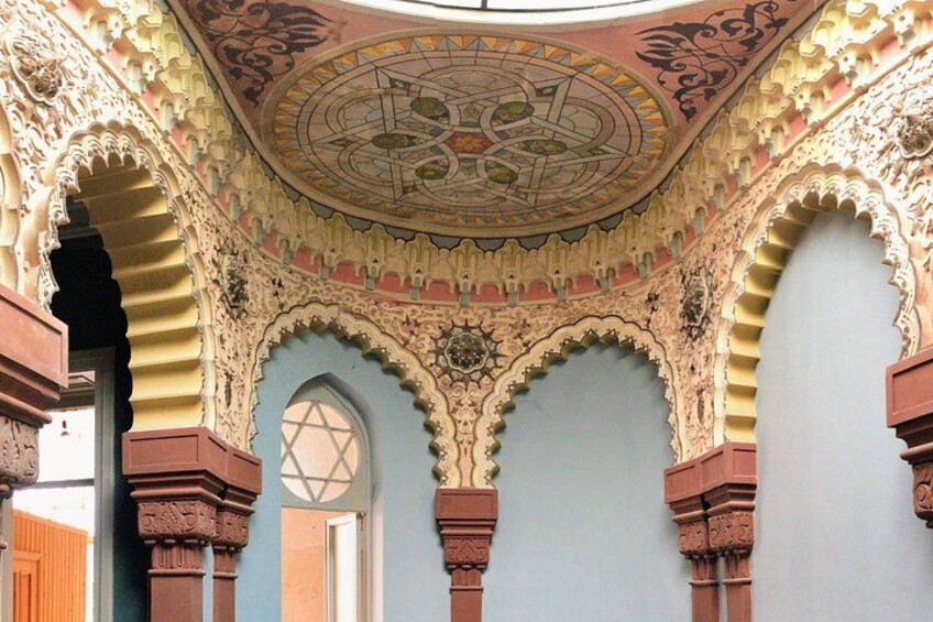 Un intérieur somptueux, orné d’arcs complexes et d’un plafond richement décor é. 3