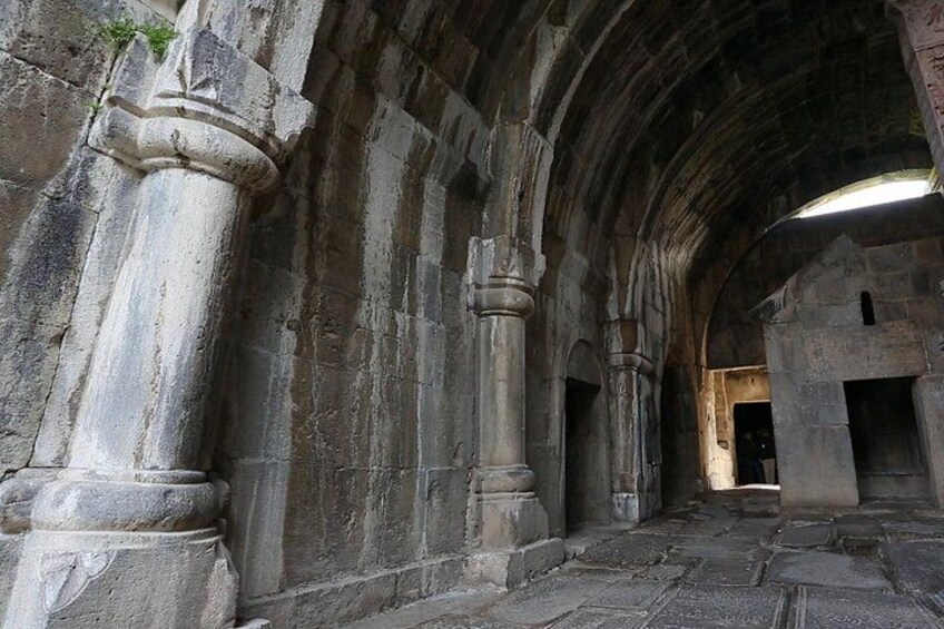 Una antigua estructura de piedra con techos abovedados y columnas. 2