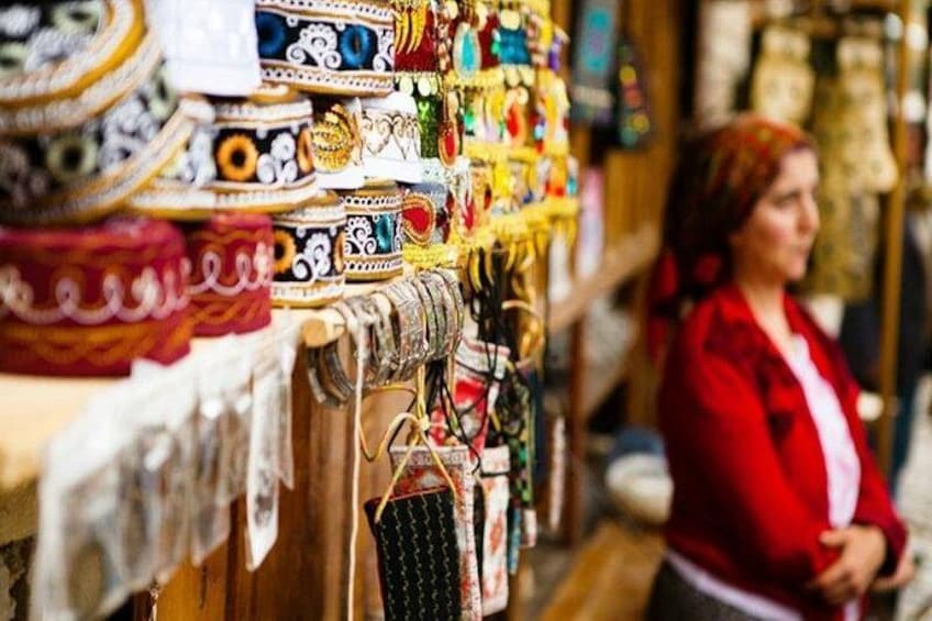 Puesto de mercado con textiles y accesorios coloridos. 4