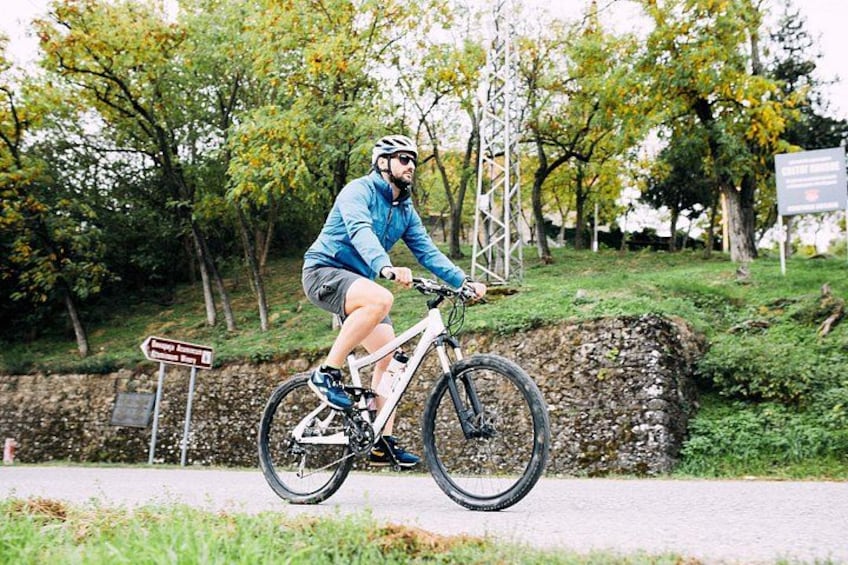 Une personne à vélo sur une piste cyclable. 3