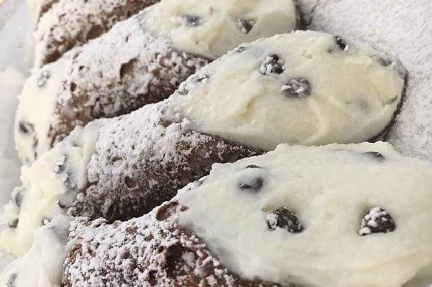 Primer plano de un postre con cobertura cremosa y chispas de chocolate. 5