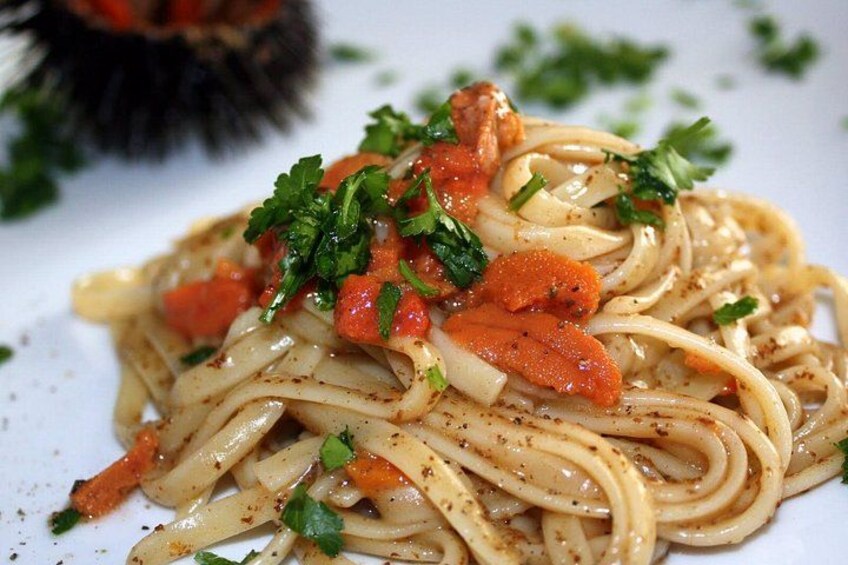 Un plato de espagueti con salsa de tomate y hierbas. 3